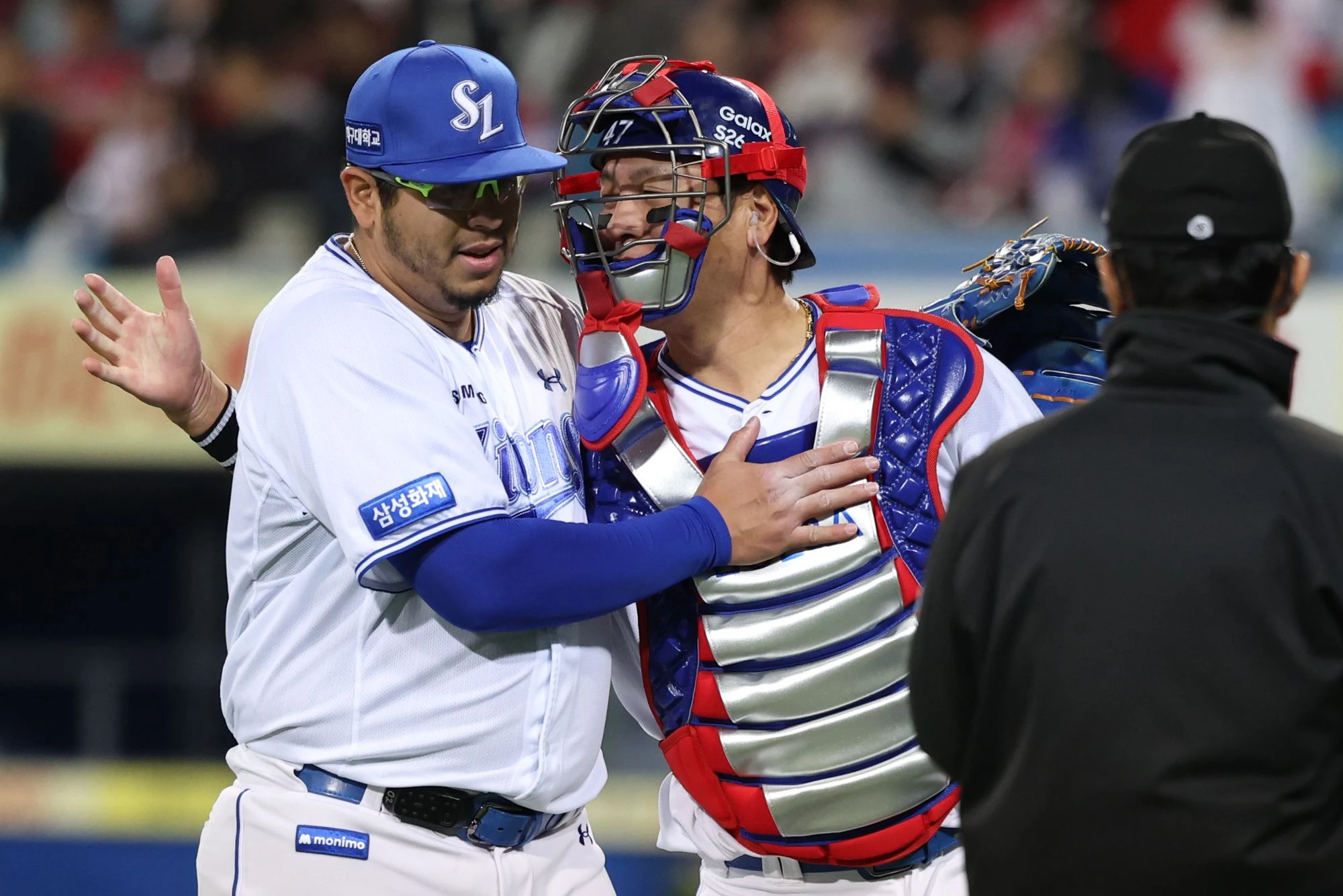 삼성 라이온즈 에이스 아리엘 후라도(왼쪽)가 22일 대구 삼성 라이온즈파크에서 열린 2026 신한 SOL KBO리그 SSG 랜더스와의 팀 간 2차전에 선발등판, 7이닝 1실점으로 호투했다. 사진 삼성 라이온즈