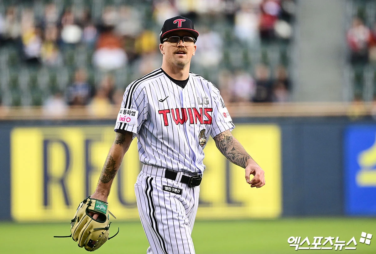  22일 오후 서울 송파구 잠실야구장에서 열린 '2026 신한 SOL Bank KBO리그' 한화 이글스와 LG 트윈스의 경기, 1회초 종료 후 LG 웰스가 더그아웃으로 향하고 있다. 잠실, 박지영 기자