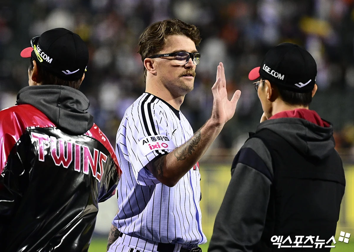 22일 오후 서울 송파구 잠실야구장에서 열린 '2026 신한 SOL Bank KBO리그' 한화 이글스와 LG 트윈스의 경기, LG가 선발투수 웰스의 8이닝 무실점 완벽투에 힘입어 3:0의 스코어로 승리했다.  경기 종료 후 LG 웰스가 코칭 스태프와 하이파이브를 나누고 있다. 잠실, 박지영 기자