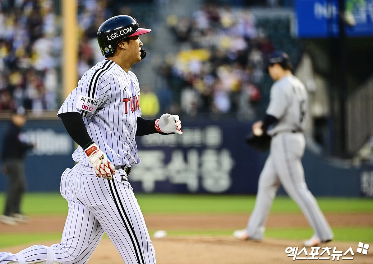22일 오후 서울 송파구 잠실야구장에서 열린 '2026 신한 SOL Bank KBO리그' 한화 이글스와 LG 트윈스의 경기, 2회말 2사 1루 LG 송찬의가 한화 선발투수 왕옌청 상대로 선제 투런 홈런을 때려내고 있다. 잠실, 박지영 기자