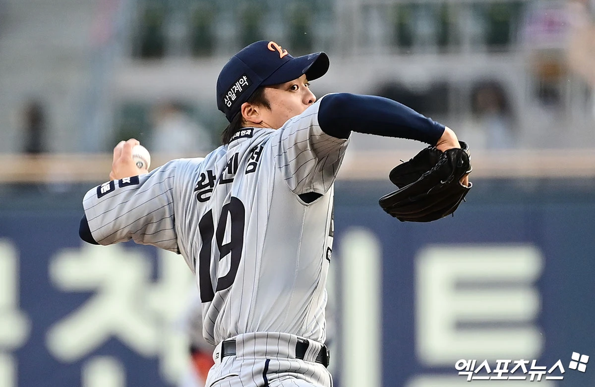 22일 오후 서울 송파구 잠실야구장에서 열린 '2026 신한 SOL Bank KBO리그' 한화 이글스와 LG 트윈스의 경기, 1회말 한화 선발투수 왕옌청이 역투하고 있다. 잠실, 박지영 기자
