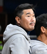 이호준 감독 ‘키움 더그아웃 바라보며’[포토]