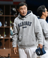 이호준 감독 ‘키움 더그아웃 향해 인사’[포토]