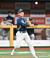 서호철 ‘빠르게 송구’[포토]