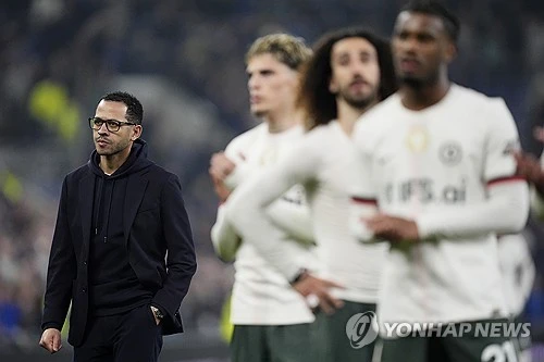 첼시가 23일(한국시간) 공식 홈페이지를 통해 1군 팀 감독 로세니어를 경질한다고 발표했다. 구단은 첼시 구단 모두를 대표해 우리는 로세니어와 스태프들이 구단에 있는 동안 보여준 모든 노력에 감사함을 전하고 싶다라며 로세니어는 시즌 중간에 임명된 뒤 항상 최고의 성실성과 전문성을 발휘해 왔다라고 말했다.   이어 구단이 가볍게 한 결정이 아니었지만, 최근 성적과 성적이 필요한 기준에 미치지 못했고 올 시즌에는 아직 더 많은 경기가 있다. 구단 모두가 로세니어의 미래에 모든 성공을 기원한다라고 밝혔다.   칼럼 맥팔레인이 임시 감독을 맡을 예정이며 구단에 남아 있는 스태프들의 지원을 받는다. 첼시는 유럽대항전 진출과 FA컵 결승 진출을 노린다. 연합뉴스