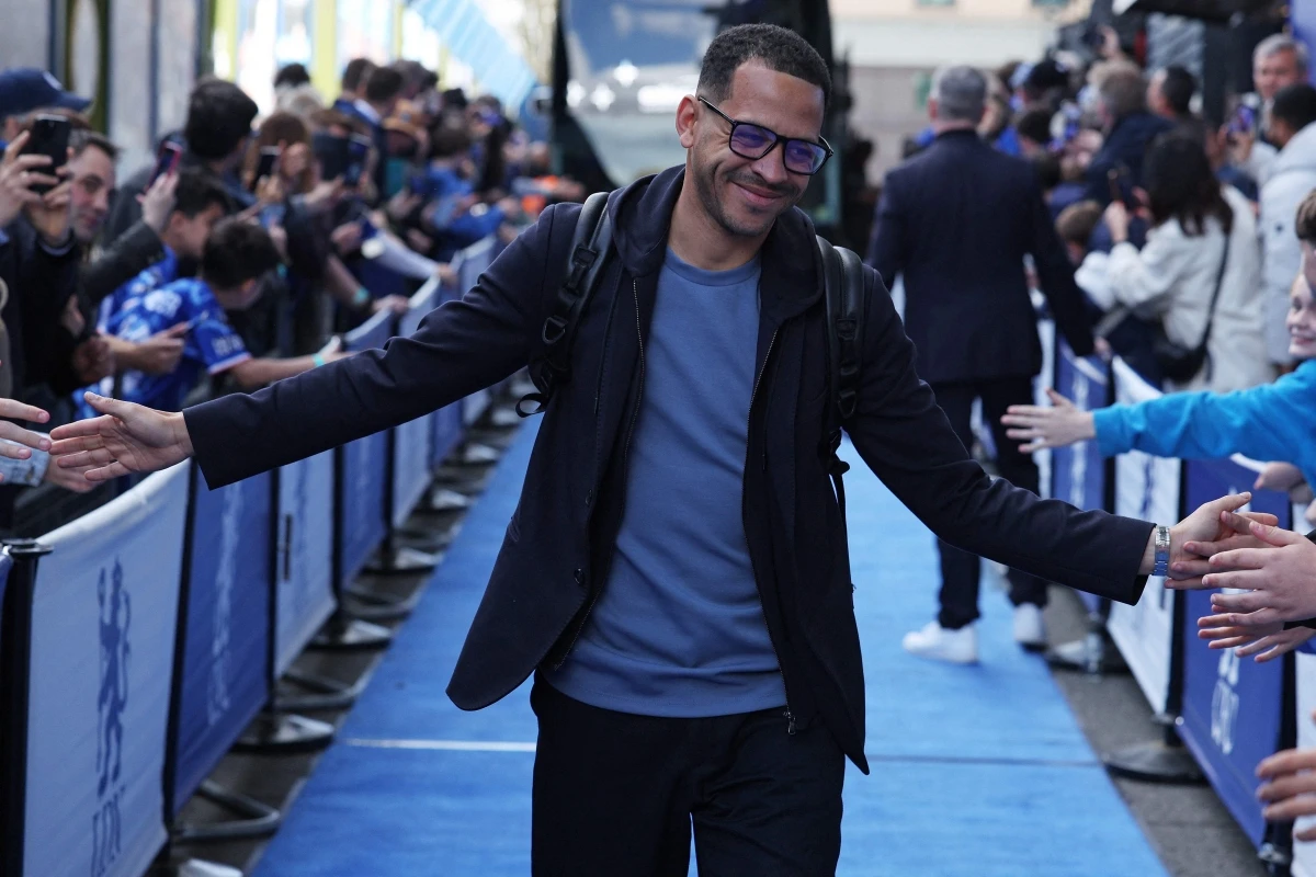 첼시가 23일(한국시간) 공식 홈페이지를 통해 1군 팀 감독 로세니어를 경질한다고 발표했다. 구단은 첼시 구단 모두를 대표해 우리는 로세니어와 스태프들이 구단에 있는 동안 보여준 모든 노력에 감사함을 전하고 싶다라며 로세니어는 시즌 중간에 임명된 뒤 항상 최고의 성실성과 전문성을 발휘해 왔다라고 말했다.   이어 구단이 가볍게 한 결정이 아니었지만, 최근 성적과 성적이 필요한 기준에 미치지 못했고 올 시즌에는 아직 더 많은 경기가 있다. 구단 모두가 로세니어의 미래에 모든 성공을 기원한다라고 밝혔다.   칼럼 맥팔레인이 임시 감독을 맡을 예정이며 구단에 남아 있는 스태프들의 지원을 받는다. 첼시는 유럽대항전 진출과 FA컵 결승 진출을 노린다. 연합뉴스