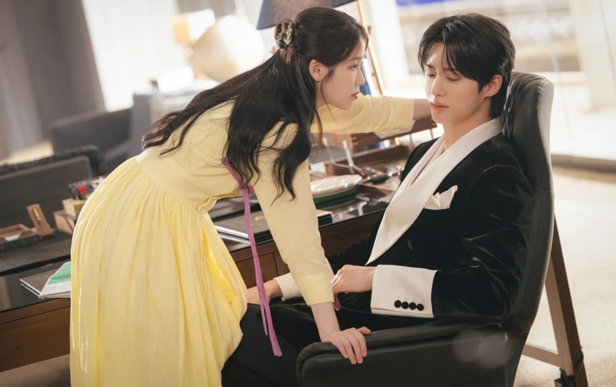 '21세기 대군부인' 아이유, 변우석