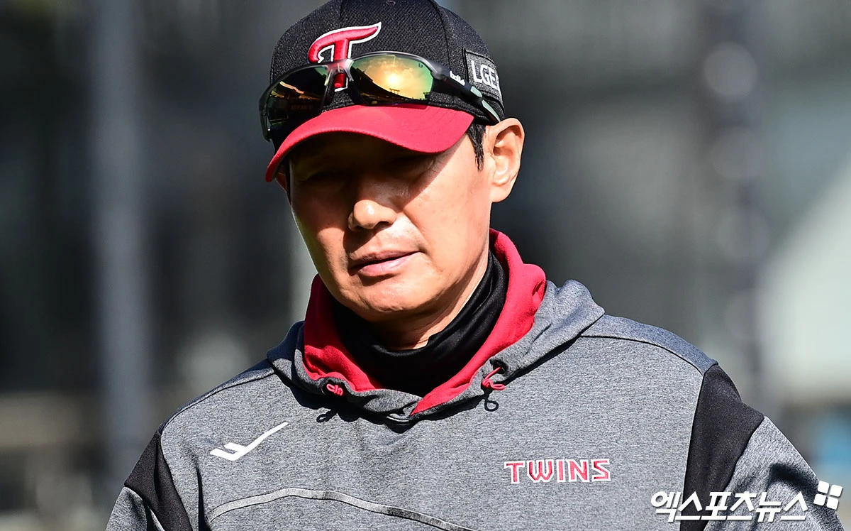  22일 오후 서울 송파구 잠실야구장에서 열리는 '2026 신한 SOL Bank KBO리그' 한화 이글스와 LG 트윈스의 경기에 앞서 LG 염경엽 감독이 선수단 훈련을 지켜보고 있다. 잠실, 박지영 기자