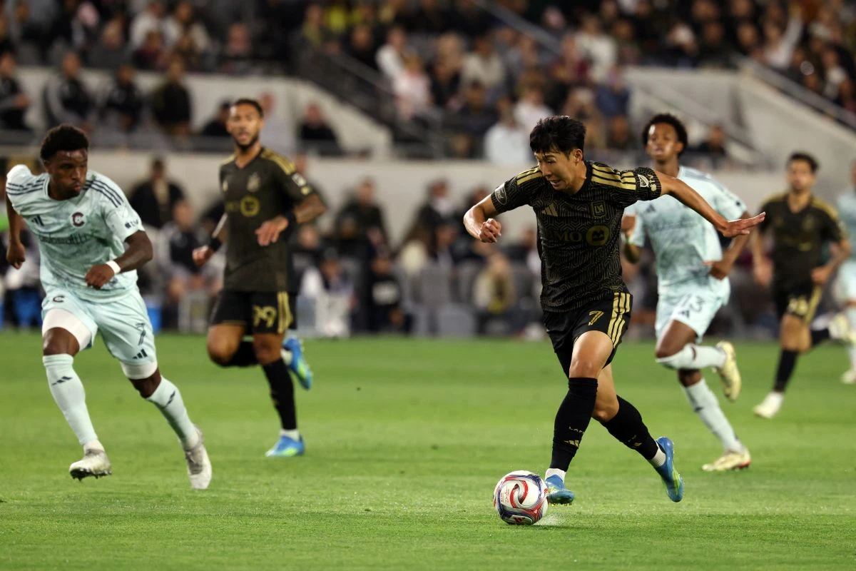 마크 도스 산토스 감독이 이끄는 LAFC는 23일(한국시간) 미국 캘리포니아주 로스앤젤레스의 BMO 스타디움에서 열린 콜로라도 래피즈와의 2026 미국 메이저리그(MLS) 9라운드 홈 경기에서 0-0 무승부를 거뒀다. 2026시즌 개막 후 리그 6경기 무패(5승1무)를 기록하며 상승세를 달리던 LAFC는 최근 리그 3경기 연속 무승(1무2패)을 기록하면서 흐름이 끊겼다. 이날 손흥민은 콜로라도전에 선발로 나와 77분을 뛰었지만 슈팅을 1개도 시도하지 못하면서 또다시 시즌 마수걸이 득점을 신고하는데 실패했다. 연합뉴스