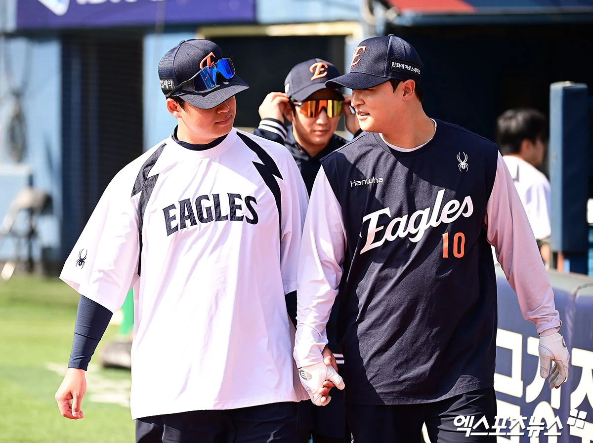 한화 이글스 노시환이 23일 서울 잠실야구장에서 열리는 2026 신한 SOL Bank KBO리그 정규시즌 LG 트윈스와 팀 간 3차전을 앞두고 1군 엔트리에 복귀했다. 그는 1군 등록과 동시에 4번타자 겸 3루수로 선발 명단에 이름을 올렸다. 김경문 한화 감독은 경기 전 '노시환이 그래도 우리 한화의 4번타자 아닌가'라며 강한 믿음을 드러냈다. 엑스포츠뉴스 DB