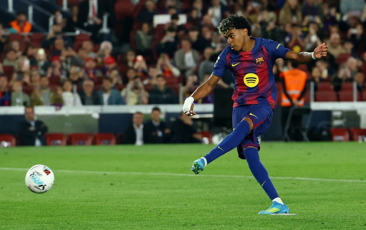 라민 야말(바르셀로나)은 23일(한국시간) 스페인 바르셀로나의 스포티파이 캄노우에서 열린 셀타 비고와의 2025-2026 스페인 라리가 32라운드 홈 경기에서 부상을 입었다. 이날 선발로 출전한 야말은 전반 39분 페널티킥을 찬 후 왼쪽 허벅지 뒤쪽을 붙잡고 쓰러졌다.  2026 국제축구연맹(FIFA) 북중미 월드컵(캐나다·미국·멕시코 공동개최) 개막이 50일 밖에 남지 않은 상황에서 부상을 입으면서 야말의 생애 첫 월드컵 출전 여부가 불투명해졌다. 연합뉴스