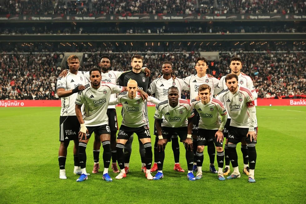 베식타시가 24일(한국시간) 튀르키예 이스탄불에 있는 튀프라시 스타디움에서 열린 알란야스포르와의 2025-2026시즌 튀르키예 쿠파스 8강전에서 3-0 완승을 거뒀다.   오현규가 1골 1도움으로 맹활약하면서 상대 팀에 있는 황의조와의 '코리안더비'에서 완승을 거뒀다. 튀르키예 데뷔전 상대였던 알란야스포르를 상대로 또 득점을 기록한 그는 팀을 준결승으로 이끌었다. 베식타시