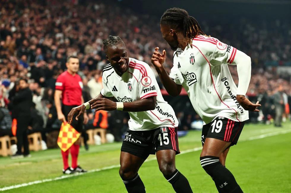 베식타시가 24일(한국시간) 튀르키예 이스탄불에 있는 튀프라시 스타디움에서 열린 알란야스포르와의 2025-2026시즌 튀르키예 쿠파스 8강전에서 3-0 완승을 거뒀다.   오현규가 1골 1도움으로 맹활약하면서 상대 팀에 있는 황의조와의 '코리안더비'에서 완승을 거뒀다. 튀르키예 데뷔전 상대였던 알란야스포르를 상대로 또 득점을 기록한 그는 팀을 준결승으로 이끌었다. 베식타시