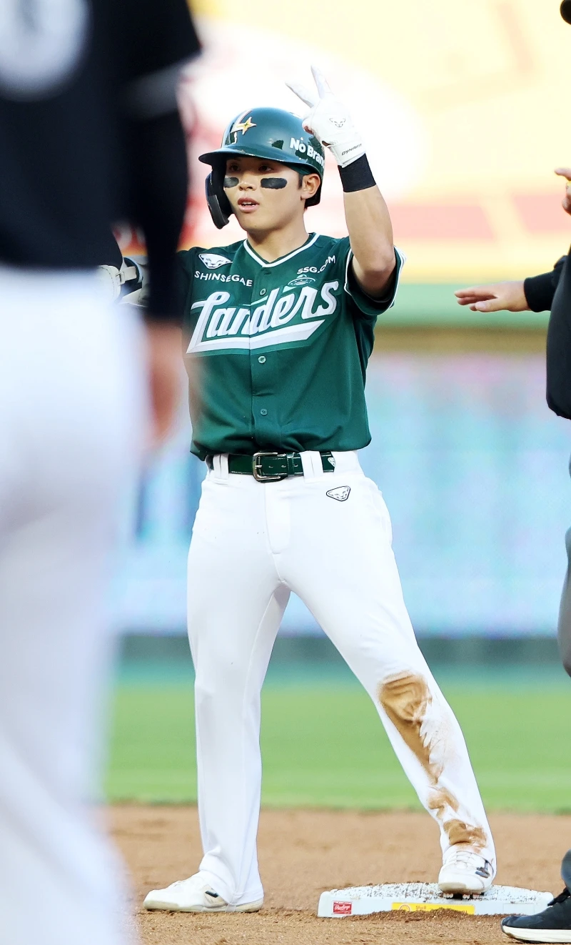 24일 오후 인천SSG랜더스필드에서 열린 '2026 신한 SOL KBO리그' KT 위즈와 SSG 랜더스의 경기, 1회말 무사 2루 SSG 정준재가 2루타를 날리고 있다. SSG 랜더스