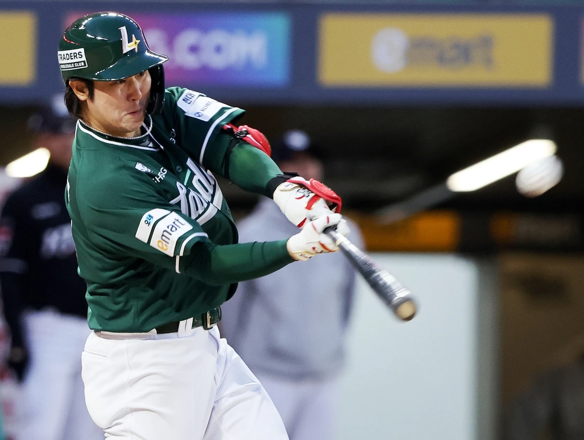 24일 오후 인천SSG랜더스필드에서 열린 '2026 신한 SOL KBO리그' KT 위즈와 SSG 랜더스의 경기, 3회말 무사 SSG 최정이 솔로홈런을 날리고 있다. SSG 랜더스