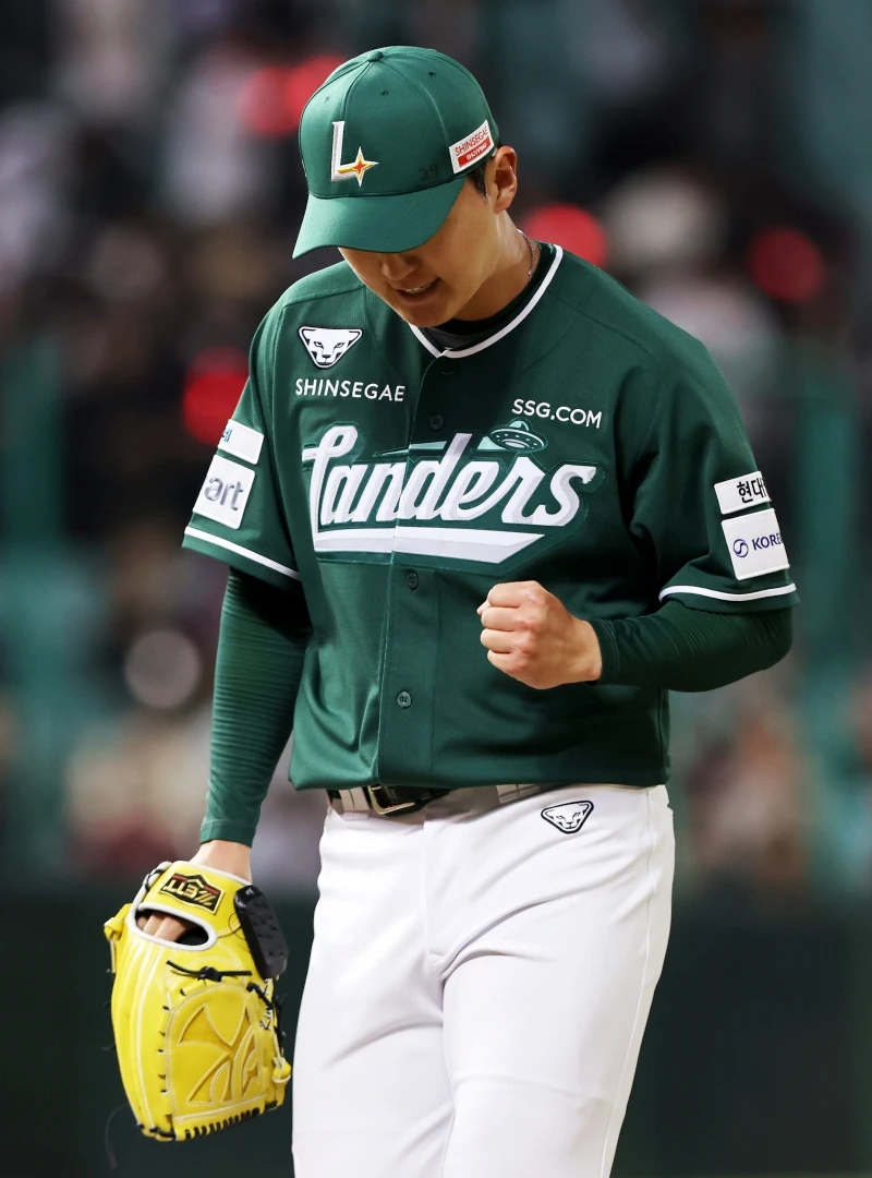 24일 오후 인천SSG랜더스필드에서 열린 '2026 신한 SOL KBO리그' KT 위즈와 SSG 랜더스의 경기, SSG 선발 김건우가 주먹을 불끈 쥐고 있다. SSG 랜더스