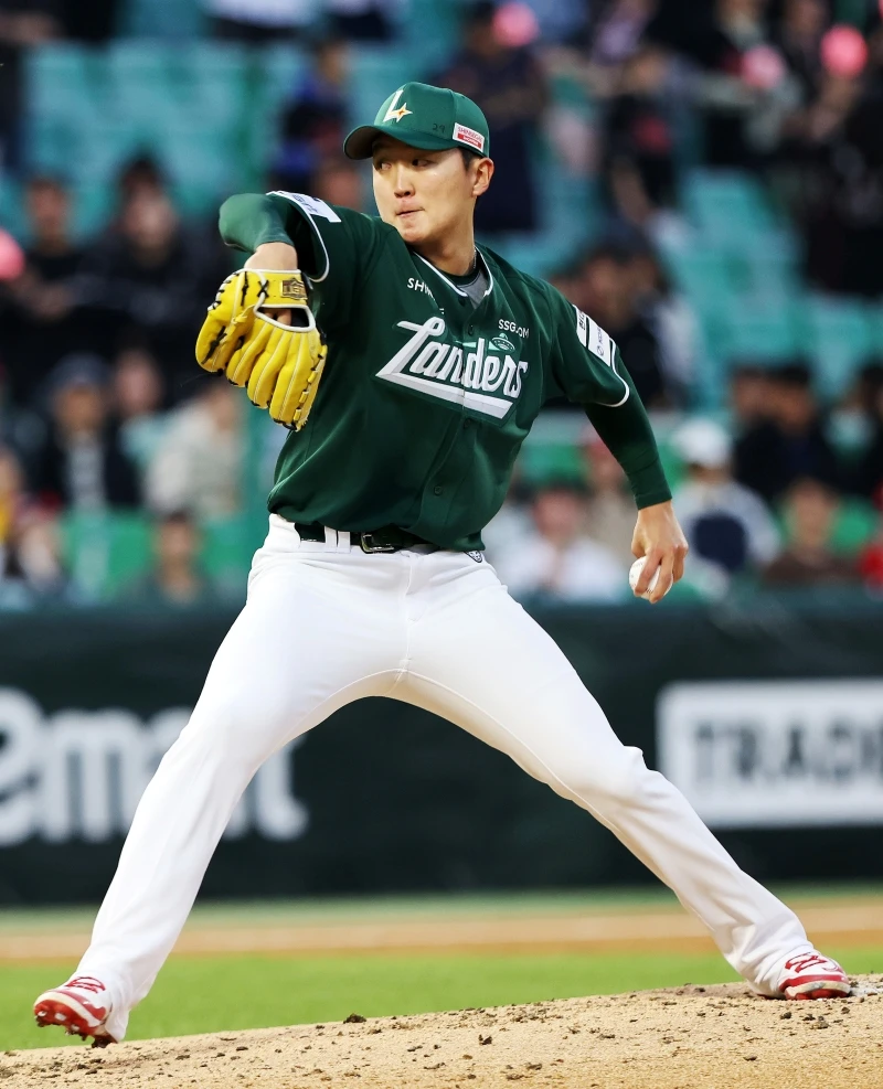24일 오후 인천SSG랜더스필드에서 열린 '2026 신한 SOL KBO리그' KT 위즈와 SSG 랜더스의 경기, SSG 선발 김건우가 공을 힘차게 던지고 있다. SSG 랜더스