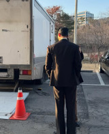 김우빈, ♥신민아도 반할 수트핏…어깨가 태평양이네 [★해시태그]