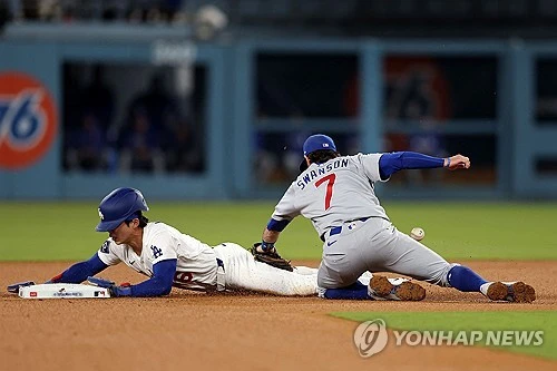LA 다저스의 한국인 내야수 김혜성이 시즌 4번째 멀티 히트(한 경기 안타 2개 이상)를 날렸다. 김혜성은 캘리포니아주 로스앤젤레스 유니클로 필드 앳 다저스타디움에서 시카고 컵스와 치른 홈경기에 8번 타자 유격수로 출전해 3타수 2안타에 타점과 득점 1개씩을 올렸다. 또 시즌 5번째 도루도 했다. 김혜성은 0-0인 3회말 중전 안타로 출루해 곧바로 2루를 훔쳤다. 이어 윌 스미스의 석 점 홈런 때 득점했다. 4회에는 2사 2루에서 4-0으로 도망가는 중전 적시타를 쳤다. 김혜성의 시즌 타점은 6개로 늘었고, 타율은 0.351로 올랐다. 김혜성은 이번에도 2루 도루를 감행했으나 포수의 정확한 송구에 잡혔다. 김혜성의 시즌 도루 성공률 100％도 깨졌다. 연합뉴스