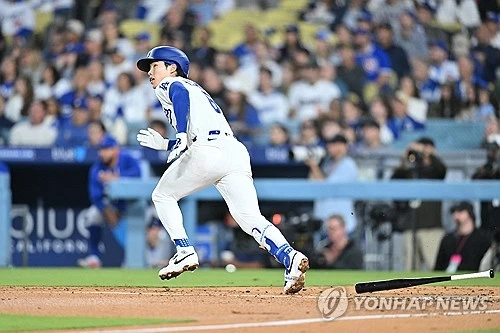 LA 다저스의 한국인 내야수 김혜성이 시즌 4번째 멀티 히트(한 경기 안타 2개 이상)를 날렸다. 김혜성은 캘리포니아주 로스앤젤레스 유니클로 필드 앳 다저스타디움에서 시카고 컵스와 치른 홈경기에 8번 타자 유격수로 출전해 3타수 2안타에 타점과 득점 1개씩을 올렸다. 또 시즌 5번째 도루도 했다. 김혜성은 0-0인 3회말 중전 안타로 출루해 곧바로 2루를 훔쳤다. 이어 윌 스미스의 석 점 홈런 때 득점했다. 4회에는 2사 2루에서 4-0으로 도망가는 중전 적시타를 쳤다. 김혜성의 시즌 타점은 6개로 늘었고, 타율은 0.351로 올랐다. 김혜성은 이번에도 2루 도루를 감행했으나 포수의 정확한 송구에 잡혔다. 김혜성의 시즌 도루 성공률 100％도 깨졌다. 연합뉴스