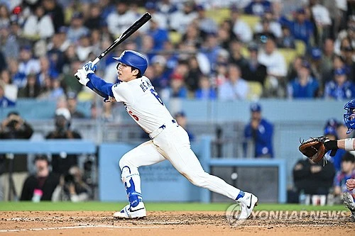 LA 다저스의 한국인 내야수 김혜성이 시즌 4번째 멀티 히트(한 경기 안타 2개 이상)를 날렸다. 김혜성은 캘리포니아주 로스앤젤레스 유니클로 필드 앳 다저스타디움에서 시카고 컵스와 치른 홈경기에 8번 타자 유격수로 출전해 3타수 2안타에 타점과 득점 1개씩을 올렸다. 또 시즌 5번째 도루도 했다. 김혜성은 0-0인 3회말 중전 안타로 출루해 곧바로 2루를 훔쳤다. 이어 윌 스미스의 석 점 홈런 때 득점했다. 4회에는 2사 2루에서 4-0으로 도망가는 중전 적시타를 쳤다. 김혜성의 시즌 타점은 6개로 늘었고, 타율은 0.351로 올랐다. 김혜성은 이번에도 2루 도루를 감행했으나 포수의 정확한 송구에 잡혔다. 김혜성의 시즌 도루 성공률 100％도 깨졌다. 연합뉴스