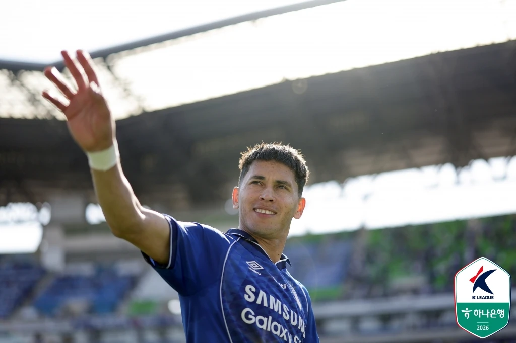 K리그2 수원 삼성이 선두 부산 아이파크의 개막 무패 행진을 멈춰 세웠다. 이정효 감독이 이끄는 수원은 25일 수원월드컵경기장에서 열린 하나은행 K리그2 2026 9라운드 홈 경기에서 부산에 3-2 신승을 거뒀다. 김도연, 강현묵의 골로 2-0으로 앞서다 후반 중반 연속 실점으로 2-2 동점을 허용한 수원은 후반 추가시간 14분이 흐른 뒤 헤이스가 페널티킥 결승골을 꽂아 넣으며 극적인 승리를 완성했다. 한국프로축구연맹