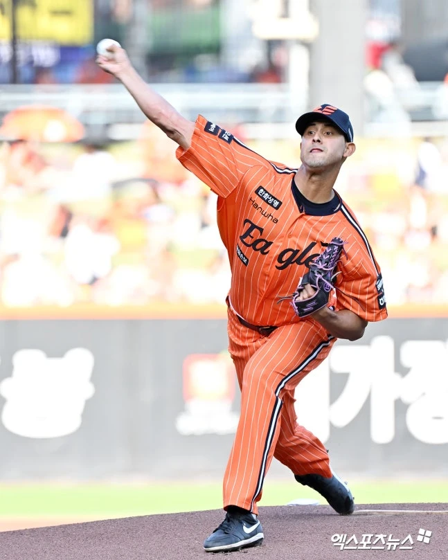 김경문 감독이 이끄는 한화 이글스는 25일 대전 한화생명 볼파크에서 열린 NC 다이노스와 2026 신한 SOL Bank KBO 리그 정규시즌 홈경기에서 8-1 쾌승을 거뒀다. 이로써 한화는 전날 패배를 딛고 NC와 3연전 전적을 1승 1패로 만들었다. 10승(13패) 고지를 밟은 한화는 승률 0.435로 NC와 동률이 됐다. 이날 한화는 선발 윌켈 에르난데스의 호투 속에 좋은 분위기를 만들었다. KBO 6번째 등판에서 가장 많은 7이닝을 소화한 그는 8피안타 1사사구 4탈삼진 1실점으로 승리투수가 됐다. 타선에서는 1번 황영묵부터 5번 강백호까지 모두 안타를 터트리면서 '다이너마이트 타선'의 면모를 보여줬다. 5회에는 이들의 합작 활약 속에 4득점 빅이닝을 만들며 승부의 추를 한화 쪽으로 끌고 왔다. 특히 강백호는 1회 선제 2타점 적시타에 이어 5회에는 쐐기를 박는 2루타를 터트리면서 4타수 3안타 5타점을 기록했다. 대전, 김한준 기자