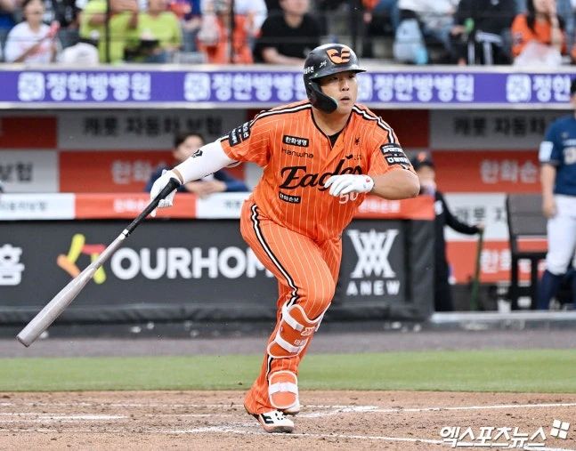 김경문 감독이 이끄는 한화 이글스는 25일 대전 한화생명 볼파크에서 열린 NC 다이노스와 2026 신한 SOL Bank KBO 리그 정규시즌 홈경기에서 8-1 쾌승을 거뒀다. 이로써 한화는 전날 패배를 딛고 NC와 3연전 전적을 1승 1패로 만들었다. 10승(13패) 고지를 밟은 한화는 승률 0.435로 NC와 동률이 됐다. 이날 한화는 선발 윌켈 에르난데스의 호투 속에 좋은 분위기를 만들었다. KBO 6번째 등판에서 가장 많은 7이닝을 소화한 그는 8피안타 1사사구 4탈삼진 1실점으로 승리투수가 됐다. 타선에서는 1번 황영묵부터 5번 강백호까지 모두 안타를 터트리면서 '다이너마이트 타선'의 면모를 보여줬다. 5회에는 이들의 합작 활약 속에 4득점 빅이닝을 만들며 승부의 추를 한화 쪽으로 끌고 왔다. 특히 강백호는 1회 선제 2타점 적시타에 이어 5회에는 쐐기를 박는 2루타를 터트리면서 4타수 3안타 5타점을 기록했다. 대전, 김한준 기자