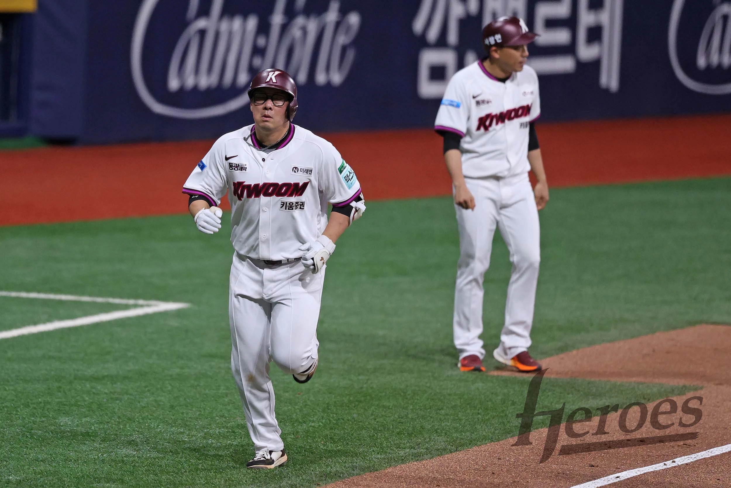 키움 히어로즈 베테랑 내야수 안치홍이 25일 서울 고척스카이돔에서 열린 2026 신한 SOL KBO리그 삼성 라이온즈와의 팀 간 2차전에서 홈런 포함 3안타를 기록, 팀 승리를 이끌었다. 사진 키움 히어로즈