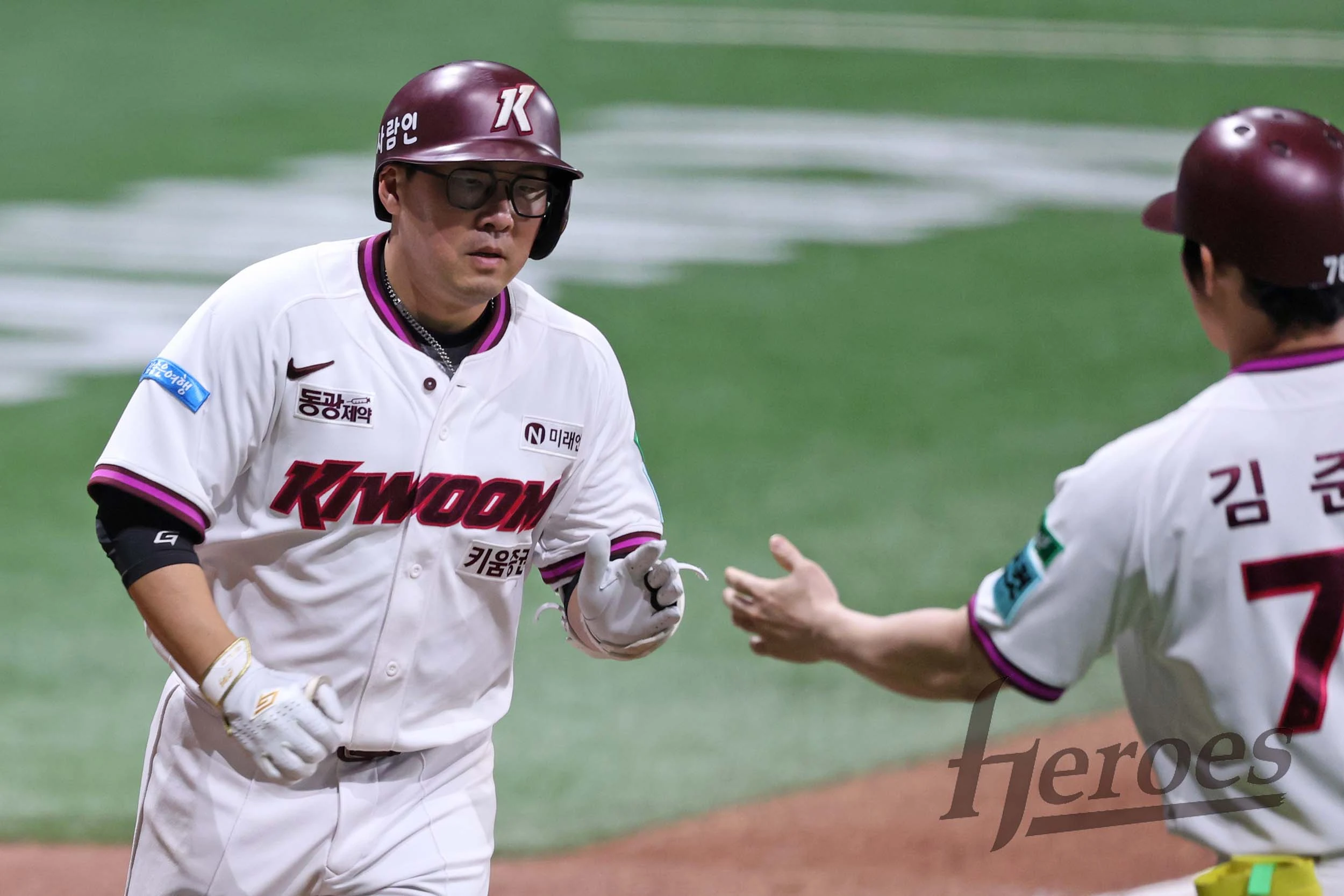 키움 히어로즈 베테랑 내야수 안치홍이 25일 서울 고척스카이돔에서 열린 2026 신한 SOL KBO리그 삼성 라이온즈와의 팀 간 2차전에서 홈런 포함 3안타를 기록, 팀 승리를 이끌었다. 사진 키움 히어로즈