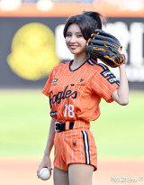 '걸그룹 출신' 전은비 치어리더, 시구폼 미쳤다…완벽 라인 눈길