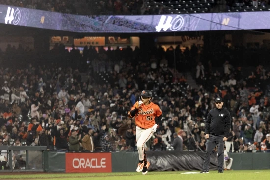 이정후는 26일(한국시간) 미국 캘리포니아주 샌프란시스코 오라클 파크에서 열린 2026 미국프로야구 메이저리그(MLB) 정규시즌 마이애미 말린스와 홈경기에 6번 타자 우익수로 선발 출전, 3타수 2안타를 치고 볼넷 1개를 골랐다. 안타 2개 모두 2루타였고, 득점도 1개 곁들였다. 이날 경기로 이정후의 시즌 타율은 0.287(94타수 27안타)로 올라갔으며, OPS(출루율+장타율)도 0.773으로 상승했다. 시즌 초반 최악의 타격 슬럼프 속에 지난 9일까지 타율 0.143, OPS 0.439에 그쳤던 그는 최근 14경기에서 타율 0.404로 몰아쳐 타율 3할을 눈앞에 두게 됐다. 이정후의 활약 속에 샌프란시스코는 마이애미에 6-2로 승리, 2연패에서 벗어났다. 연합뉴스