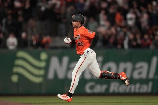 이정후는 26일(한국시간) 미국 캘리포니아주 샌프란시스코 오라클 파크에서 열린 2026 미국프로야구 메이저리그(MLB) 정규시즌 마이애미 말린스와 홈경기에 6번 타자 우익수로 선발 출전, 3타수 2안타를 치고 볼넷 1개를 골랐다. 안타 2개 모두 2루타였고, 득점도 1개 곁들였다. 이날 경기로 이정후의 시즌 타율은 0.287(94타수 27안타)로 올라갔으며, OPS(출루율+장타율)도 0.773으로 상승했다. 시즌 초반 최악의 타격 슬럼프 속에 지난 9일까지 타율 0.143, OPS 0.439에 그쳤던 그는 최근 14경기에서 타율 0.404로 몰아쳐 타율 3할을 눈앞에 두게 됐다. 이정후의 활약 속에 샌프란시스코는 마이애미에 6-2로 승리, 2연패에서 벗어났다. 연합뉴스