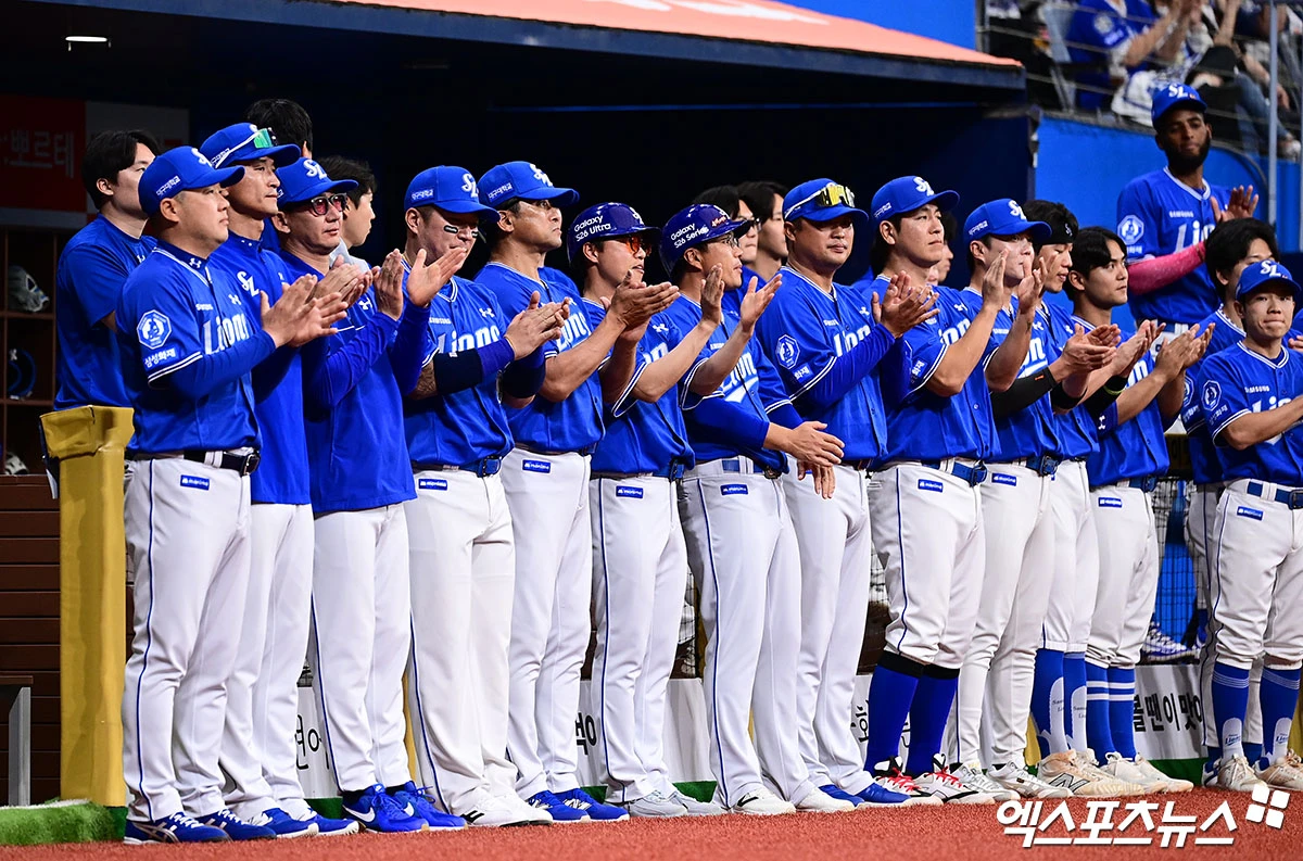 26일 오후 서울 구로구 고척스카이돔에서 열리는 '2026 신한 SOL Bank KBO 리그' 삼성 라이온즈와 키움 히어로즈의 경기에 앞서 키움 박병호의 은퇴식이 진행됐다. 삼성 선수단이 박병호에게 박수를 보내고 있다. 고척, 박지영 기자