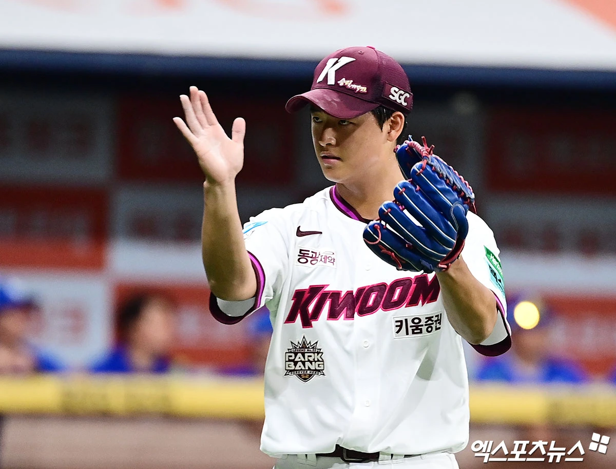 26일 오후 서울 구로구 고척스카이돔에서 열린 '2026 신한 SOL Bank KBO 리그' 삼성 라이온즈와 키움 히어로즈의 경기, 3회초 2사 1,2루 키움 선발투수 박준현이 삼성 디아즈를 중견수 뜬공으로 돌려세우며 이닝을 마친 뒤 더그아웃으로 향하고 있다. 고척, 박지영 기자