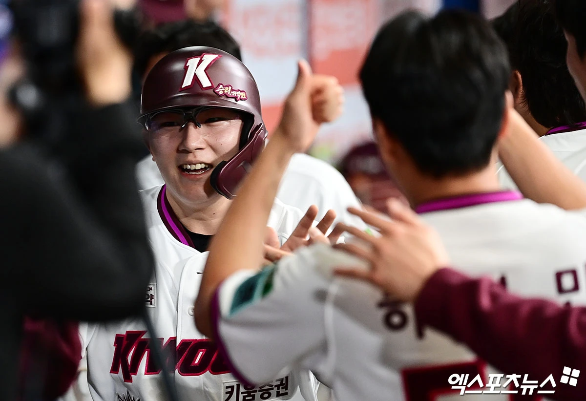 26일 오후 서울 구로구 고척스카이돔에서 열린 '2026 신한 SOL Bank KBO 리그' 삼성 라이온즈와 키움 히어로즈의 경기, 3회말 1사 2루 키움 오선진의 적시 2루타 때 2루주자 송지후가 득점을 올린 뒤 더그아웃에서 동료들과 하이파이브를 나누고 있다. 고척, 박지영 기자