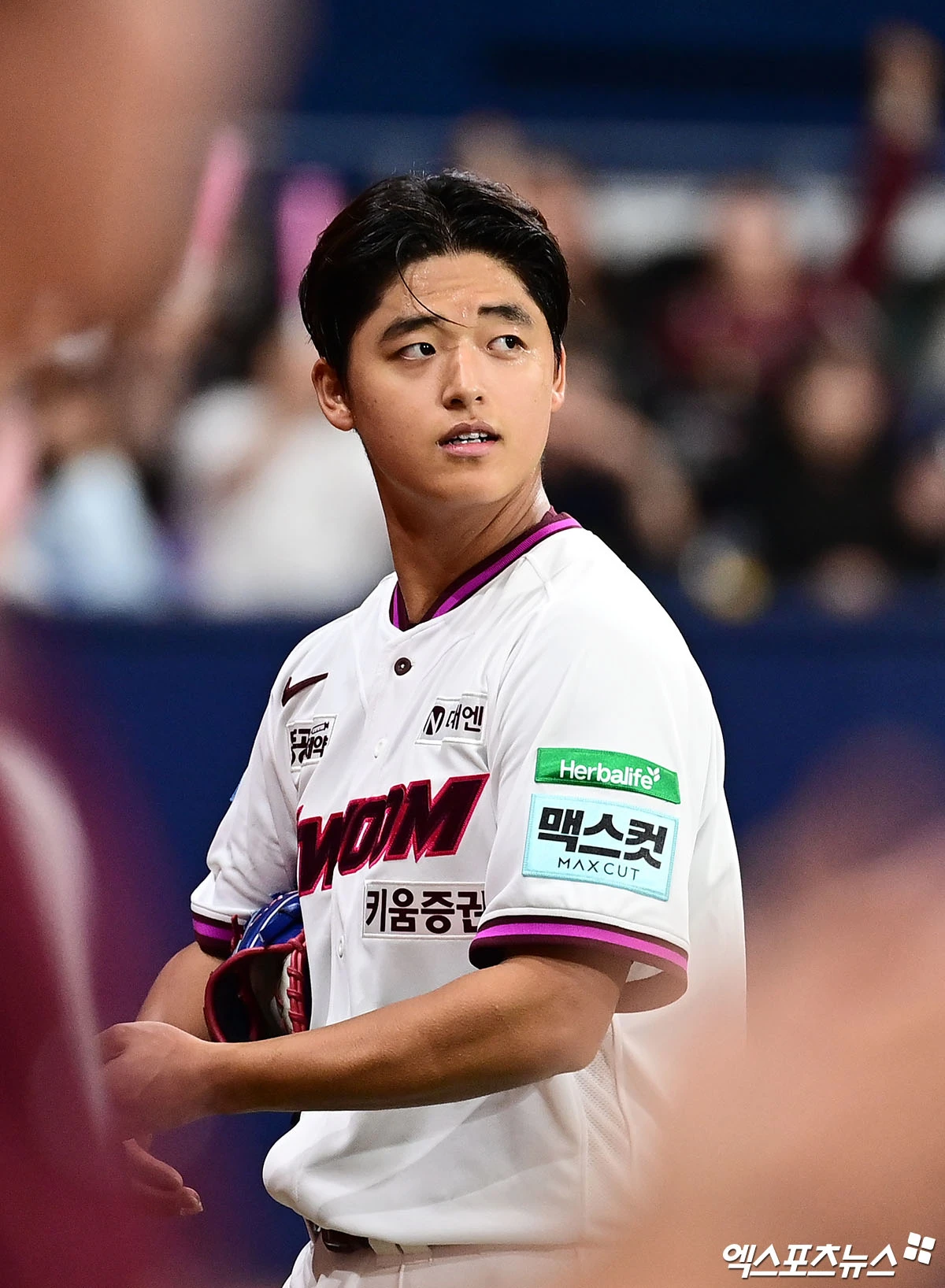 26일 오후 서울 구로구 고척스카이돔에서 열린 '2026 신한 SOL Bank KBO 리그' 삼성 라이온즈와 키움 히어로즈의 경기, 5회초 2사 1,2루 키움 선발투수 박준현이 삼성 최형우를 내야 땅볼로 돌려세우며 이닝을 종료시킨 뒤 더그아웃으로 향하고 있다. 고척, 박지영 기자