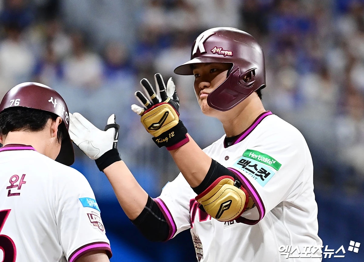 26일 오후 서울 구로구 고척스카이돔에서 열린 '2026 신한 SOL Bank KBO 리그' 삼성 라이온즈와 키움 히어로즈의 경기, 8회말 1사 2루 키움 김건희가 적시타를 때려낸 뒤 세리머니를 하고 있다. 고척, 박지영 기자