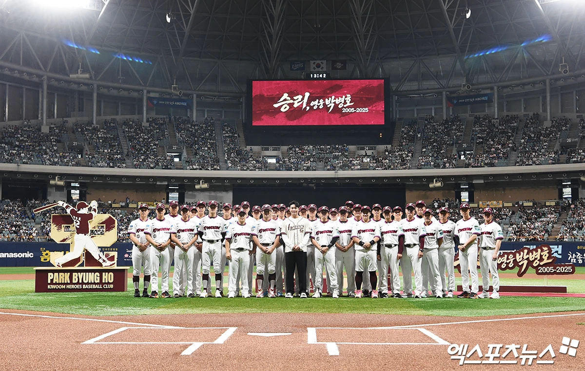 26일 오후 서울 구로구 고척스카이돔에서 열리는 '2026 신한 SOL Bank KBO 리그' 삼성 라이온즈와 키움 히어로즈의 경기에 앞서 키움 박병호의 은퇴식이 진행됐다. 박병호가 키움 선수단과 기념 촬영을 하고 있다. 고척, 박지영 기자