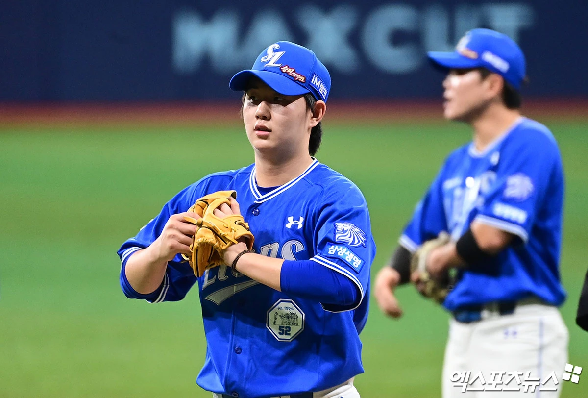 26일 오후 서울 구로구 고척스카이돔에서 열린 '2026 신한 SOL Bank KBO 리그' 삼성 라이온즈와 키움 히어로즈의 경기, 4회말 무사 1루 삼성 선발투수 장찬희가 강판되어 마운드를 내려가고 있다. 고척, 박지영 기자