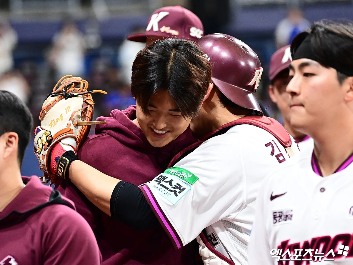 26일 오후 서울 구로구 고척스카이돔에서 열린 '2026 신한 SOL Bank KBO 리그' 삼성 라이온즈와 키움 히어로즈의 경기, 키움이 선발투수 박준현의 5이닝 무실점 호투에 힘입어 2:0의 스코어로 승리하며 시즌 첫 스윕승을 거두었다.  경기 종료 후 키움 박준현과 김건희가 승리의 기쁨을 나누고 있다. 고척, 박지영 기자