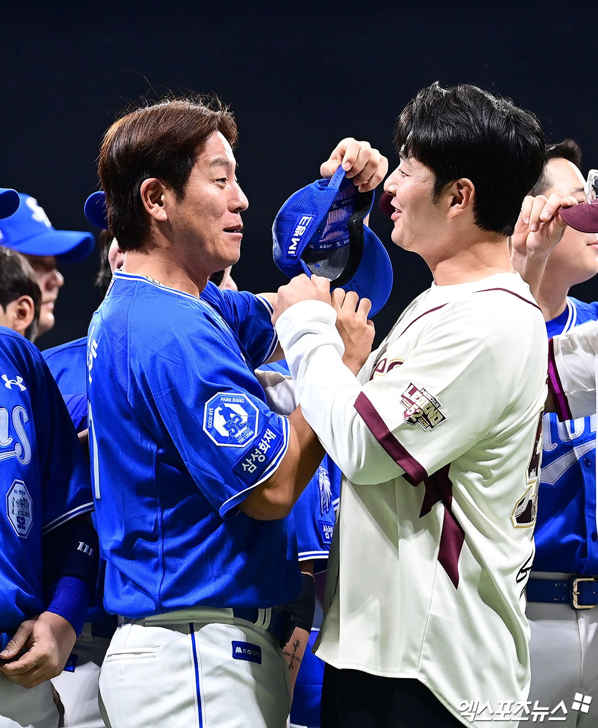 26일 오후 서울 구로구 고척스카이돔에서 열리는 '2026 신한 SOL Bank KBO 리그' 삼성 라이온즈와 키움 히어로즈의 경기에 앞서 키움 박병호의 은퇴식이 진행됐다. 삼성 강민호가 키움 박병호에게 장난을 치고 있다. 고척, 박지영 기자