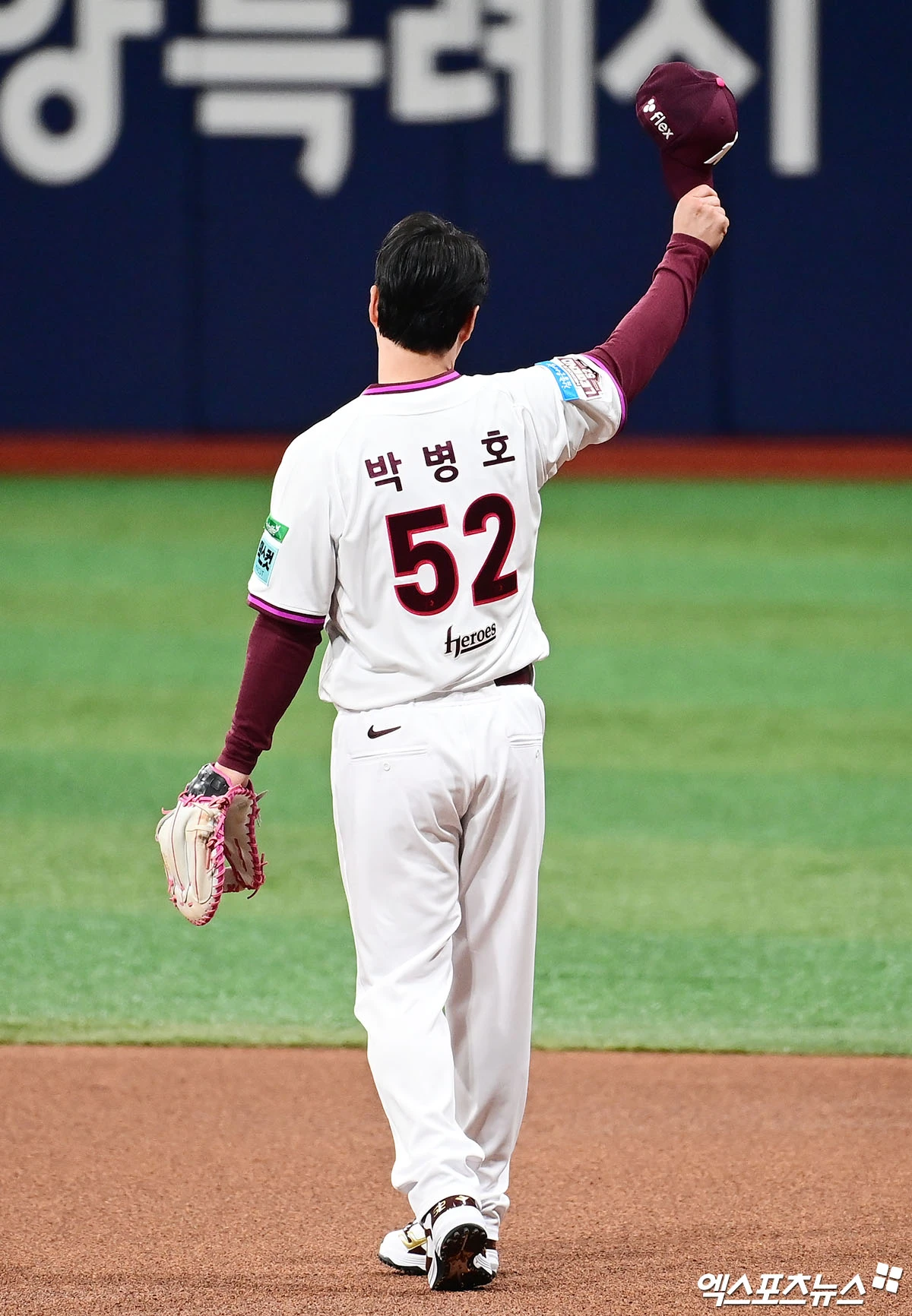 26일 오후 서울 구로구 고척스카이돔에서 열리는 '2026 신한 SOL Bank KBO 리그' 삼성 라이온즈와 키움 히어로즈의 경기에 앞서 키움 박병호의 은퇴식이 진행됐다. 박병호가 그라운드에서 팬들에게 인사를 하고 있다. 고척, 박지영 기자