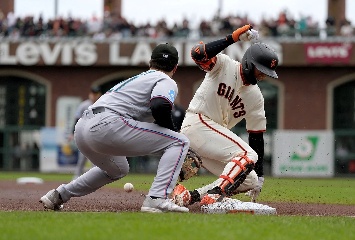 미국 메이저리그 샌프란시스코 자이언츠의 이정후가 27일(한국시간) 미국 캘리포니아주 샌프란시스코의 오라클파크에서 열린 2026 메이저리그 마이애미 말린스와의 홈 경기에 1번타자 겸 우익수로 선발출전, 5타수 4안타 2득점을 기록했다. 빅리그 통산 세 번째 한 경기 4안타로 활약했다. 사진 연합뉴스