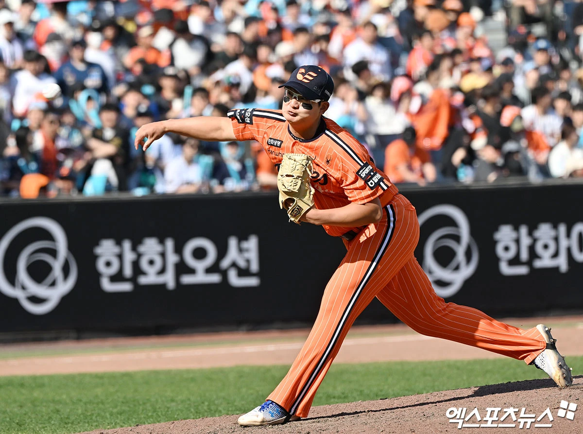  올 시즌 극심한 난조에 빠진 프로야구 한화 이글스 투수 김서현(21)이 1군에서 말소됐다. 한화 구단은 27일 김서현을 1군 명단에서 제외했다고 발표했다. 지난 시즌 33세이브 수확하며 최고의 시즌을 보냈던 김서현은 올 시즌 11경기 1승 2패 1세이브 평균자책점 9.00으로 난조를 보였다. 지난 14일 삼성 라이온즈전에서 1이닝 동안 볼넷 6개와 몸에 맞는 공 1개를 내주는 최악의 투구를 보여줬던 이후 마무리 보직에서 물러나 중간 계투로 전환했다. 김서현은 이후 3경기에선 무실점했으나 26일 NC 다이노스전에서 3-3 동점에 등판, 볼넷 1개를 내준 뒤 대타 안중열에게 결승 홈런을 헌납하면서 패전투수가 됐다. 엑스포츠뉴스DB