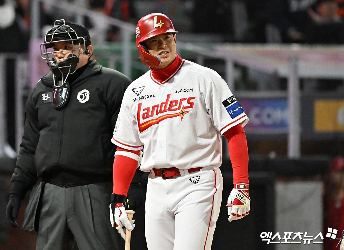 SSG 랜더스 베테랑 거포 외야수 김재환이 27일 1군 엔트리에서 빠졌다. 올 시즌 앞두고 두산 베어스에서 SSG로 이적한 김재환은 24경기에서 타율 0.110(82타수 9안타), 2홈런, 10타점으로 심각한 타격 부진을 겪었다. SSG 이숭용 감독은 오랜 기간 '(김재환은)결과가 안 나올 뿐이지 타격 컨디션 자체는 괜찮아 보인다'며 믿음을 드러냈으나 더 이상 기다리지 않기로 했다. 엑스포츠뉴스DB