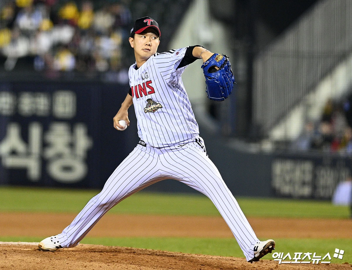 LG 트윈스 마무리 투수 유영찬이 수술대에 오른다. LG 구단은 27일 '유영찬은 국내 병원 3곳에서 진료 결과 우측 팔꿈치 주두골 피로골절로 인한 핀 고정술이 필요하다는 진단 소견을 받았다. 추후 일본 요코하마 미나미공제 병원에서 진료 후 수술 병원을 결정할 예정이다'라고 밝혔다. 유영찬은 지난 24일 잠실 두산 베어스전에서 LG가 9-1로 앞선 9회말 마운드에 올라 선두타자 강승호를 헛스윙 삼진으로 처리한 뒤 곧장 마운드에 주저앉아 통증을 호소했다. 엑스포츠뉴스DB