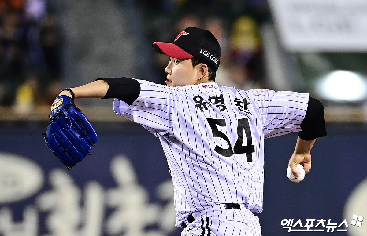 LG 트윈스 마무리 투수 유영찬이 수술대에 오른다. LG 구단은 27일 '유영찬은 국내 병원 3곳에서 진료 결과 우측 팔꿈치 주두골 피로골절로 인한 핀 고정술이 필요하다는 진단 소견을 받았다. 추후 일본 요코하마 미나미공제 병원에서 진료 후 수술 병원을 결정할 예정이다'라고 밝혔다. 유영찬은 지난 24일 잠실 두산 베어스전에서 LG가 9-1로 앞선 9회말 마운드에 올라 선두타자 강승호를 헛스윙 삼진으로 처리한 뒤 곧장 마운드에 주저앉아 통증을 호소했다. 엑스포츠뉴스DB