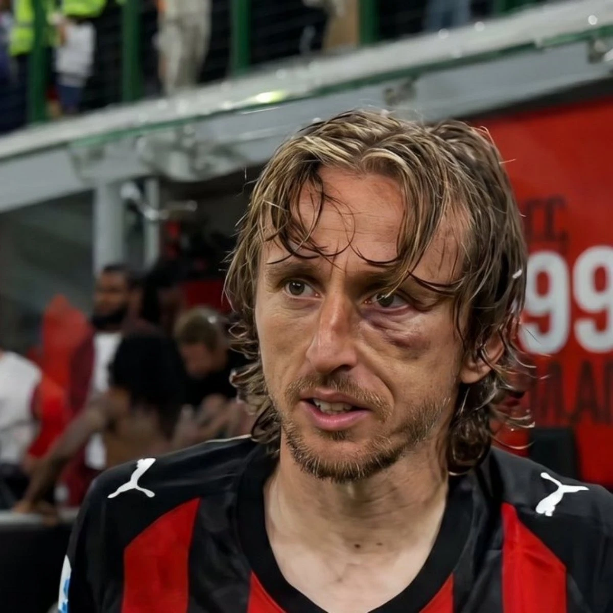  2026 국제축구연맹(FIFA) 북중미 월드컵(캐나다·미국·멕시코 공동개최)에 마스크맨이 또다시 등장한다.   크로아티아의 전설 루카 모드리치가 마스크를 착용하고 월드컵 출전을 준비한다.   크로아티아축구협회가 28일(한국시간) 공식 채널을 통해 크로아티아 축구 대표팀 주장 모드리치가 왼쪽 광대뼈 수술을 성공적으로 마쳤다고 알렸다. SNS