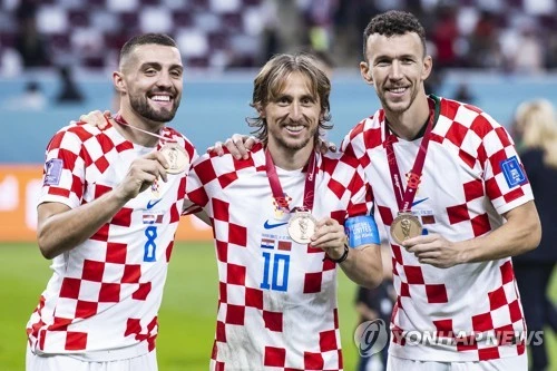  2026 국제축구연맹(FIFA) 북중미 월드컵(캐나다·미국·멕시코 공동개최)에 마스크맨이 또다시 등장한다.   크로아티아의 전설 루카 모드리치가 마스크를 착용하고 월드컵 출전을 준비한다.   크로아티아축구협회가 28일(한국시간) 공식 채널을 통해 크로아티아 축구 대표팀 주장 모드리치가 왼쪽 광대뼈 수술을 성공적으로 마쳤다고 알렸다. 연합뉴스